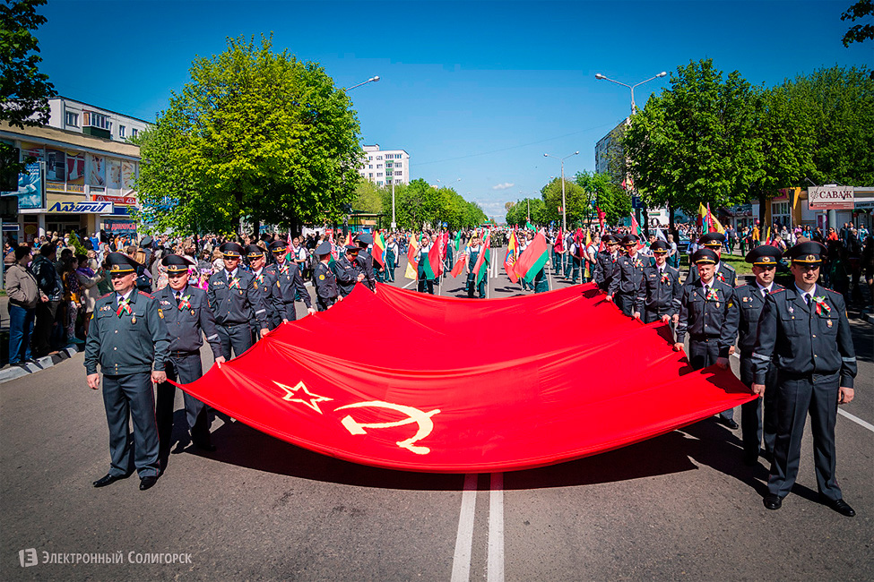 http://esoligorsk.by/images/news/photoreport/2015/9may/parad2.jpg