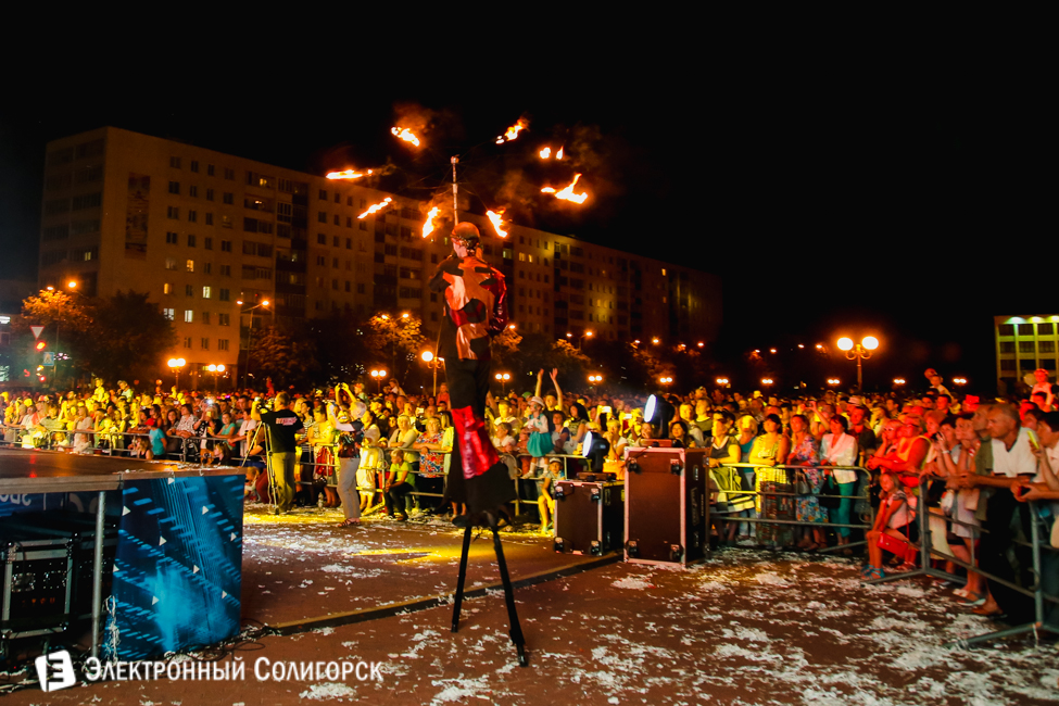 Выступление Ирины Дорофеевой шоу ходулистов