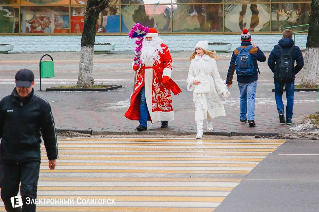 парад Дедов Морозов Солигорск