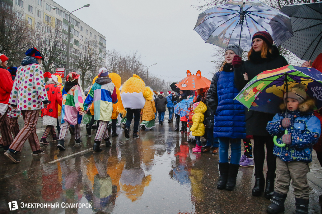 парад Дедов Морозов Солигорск
