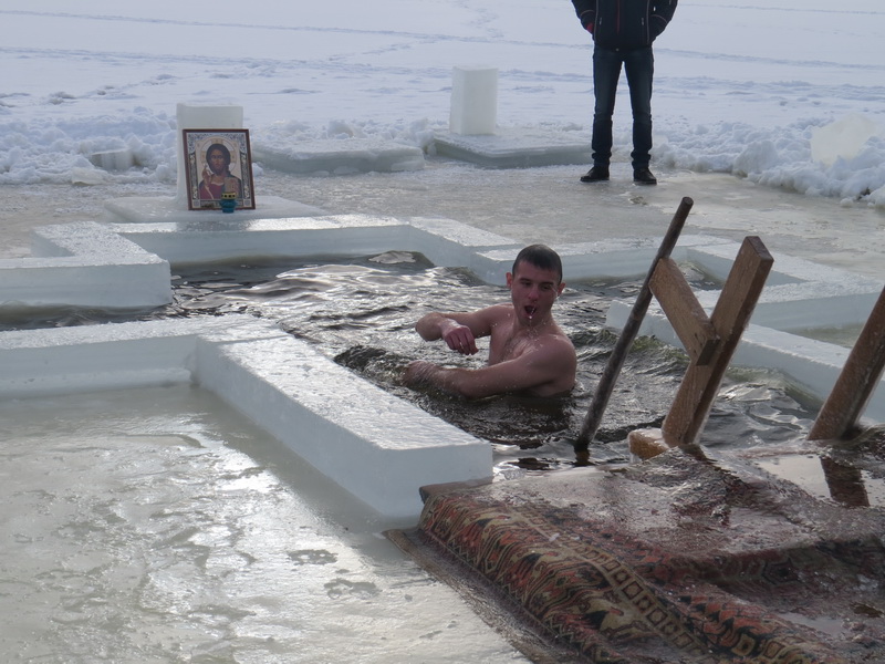 Солигорские спасатели отметили профессиональный праздник в проруби