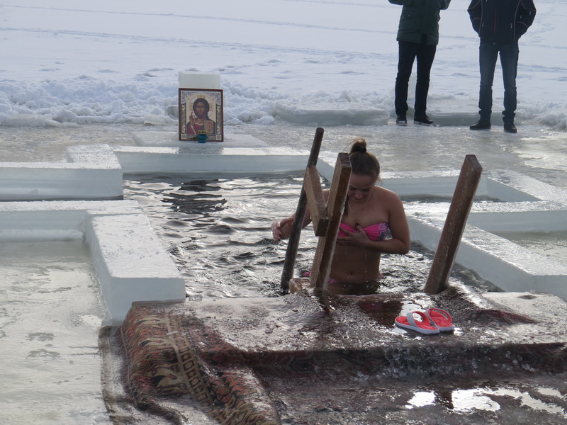 Солигорские спасатели отметили профессиональный праздник в проруби
