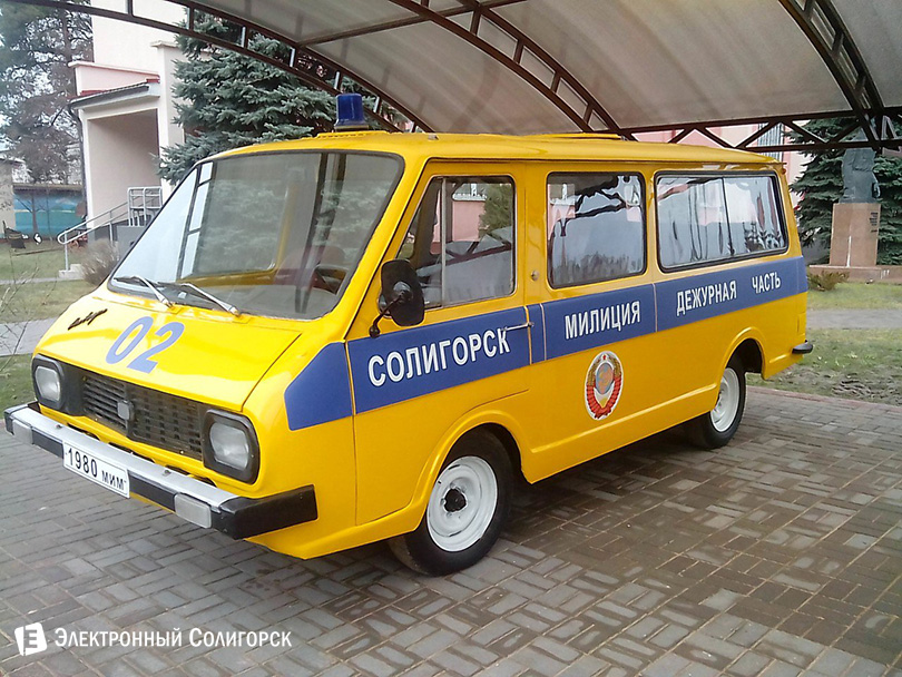 Экспозиция милицейских ретро-автомобилей в Солигроске 3