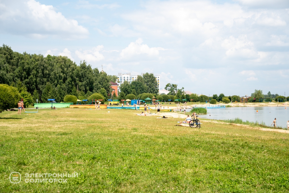 Солнечный день на детском пляже Солигорска